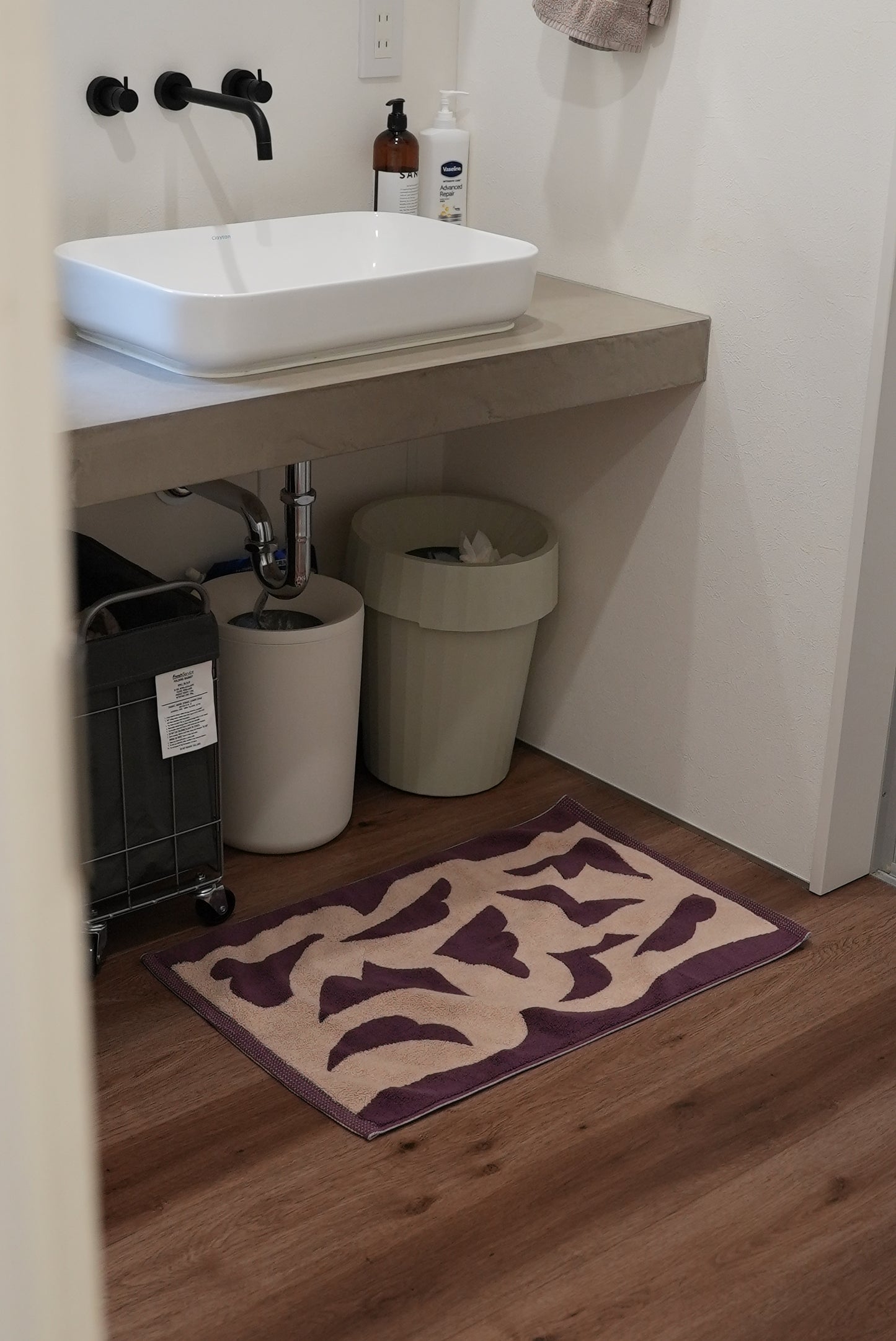 BATH MAT: Dancing flower