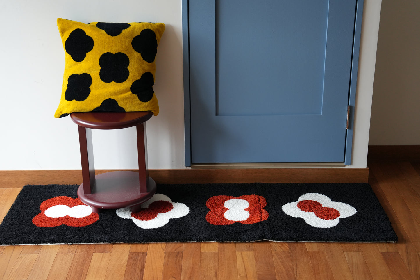 CUSHION COVER:Everything made of circles