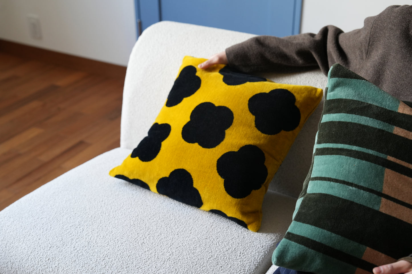 CUSHION COVER:Everything made of circles