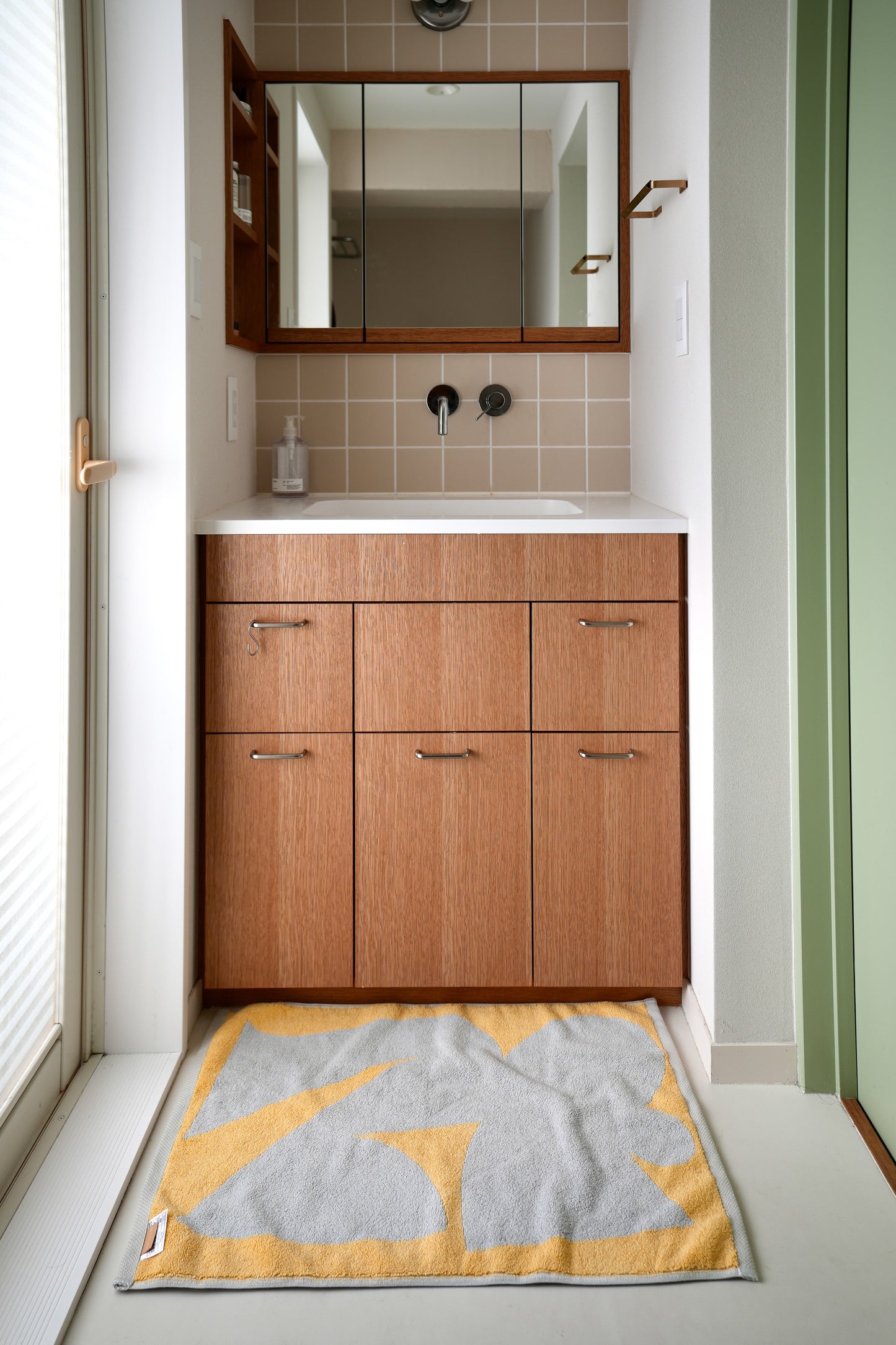 BATH MAT:Giving