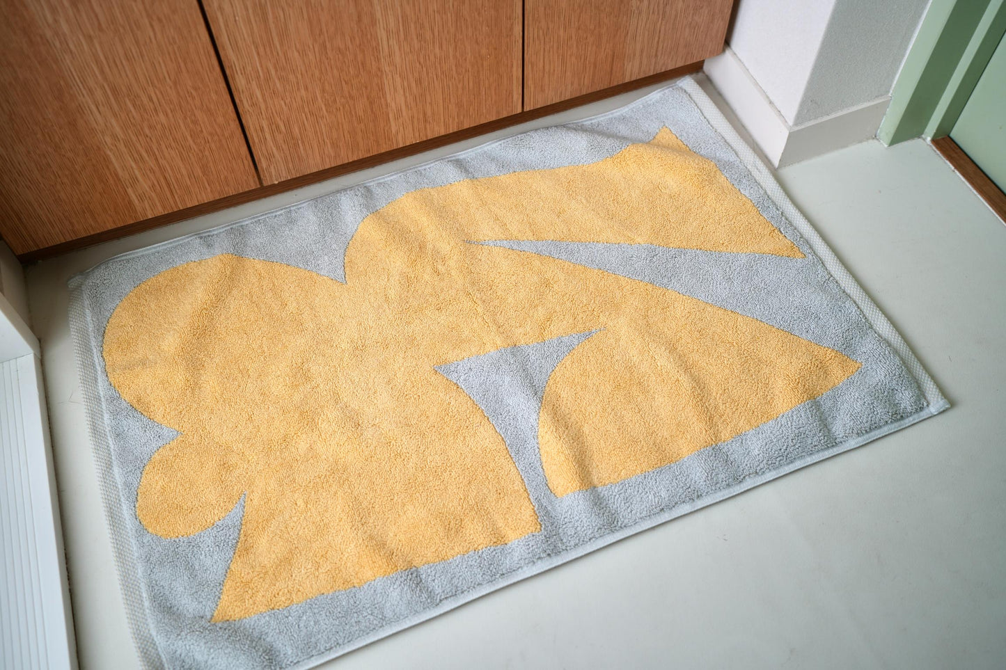 BATH MAT:Giving