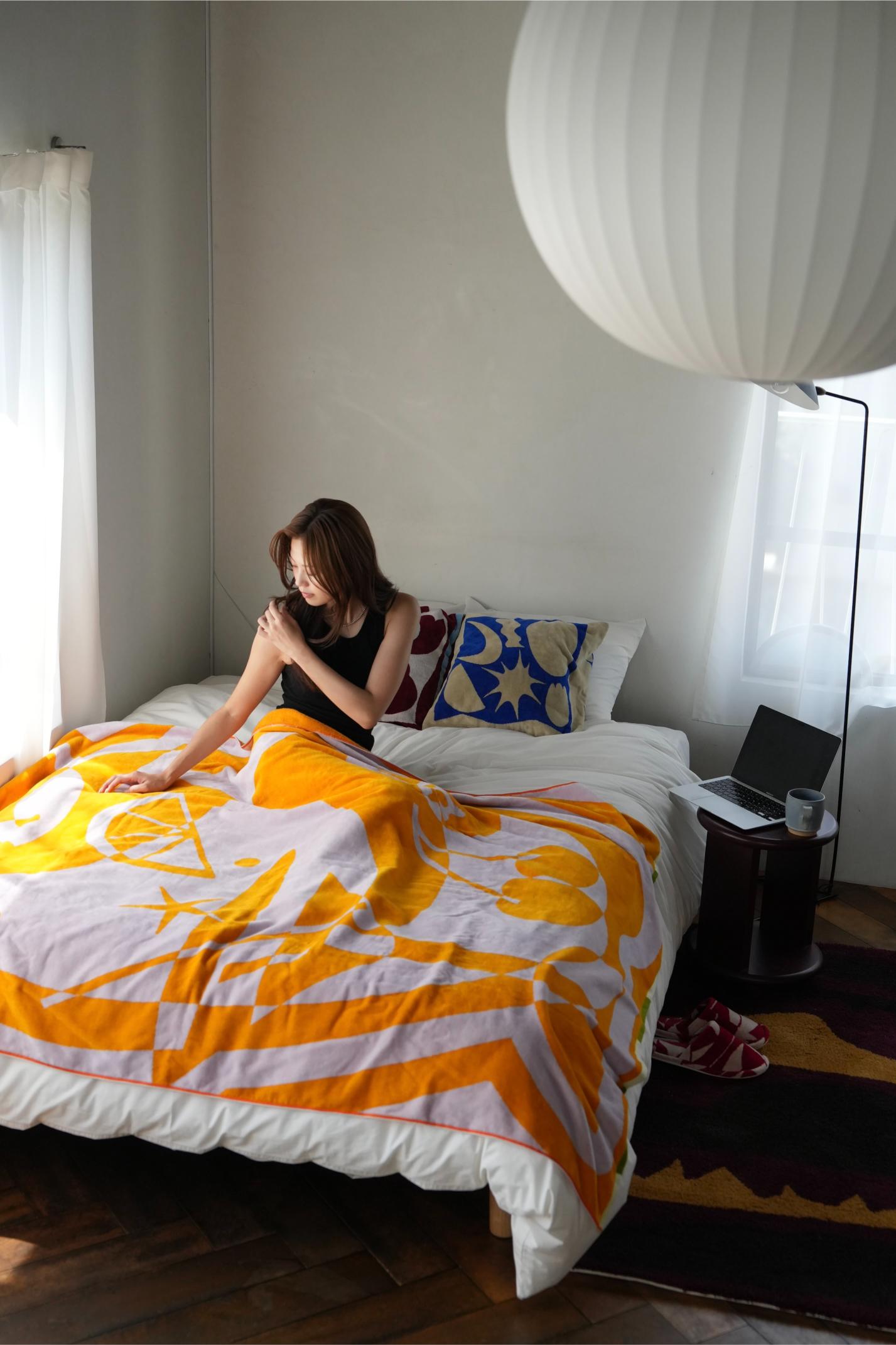 BED THROW BLANKET: Cocktail party