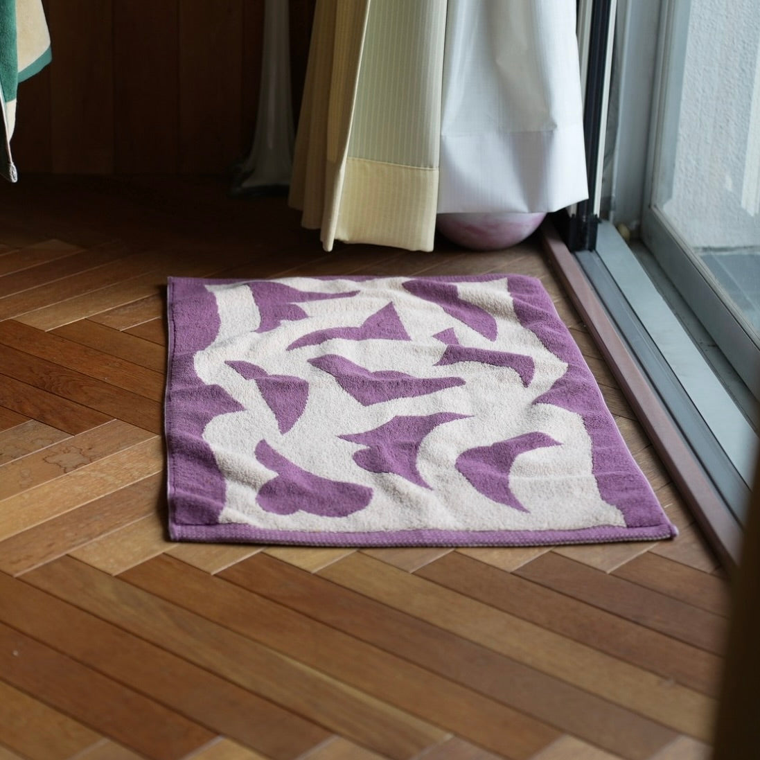 BATH MAT: Dancing flower