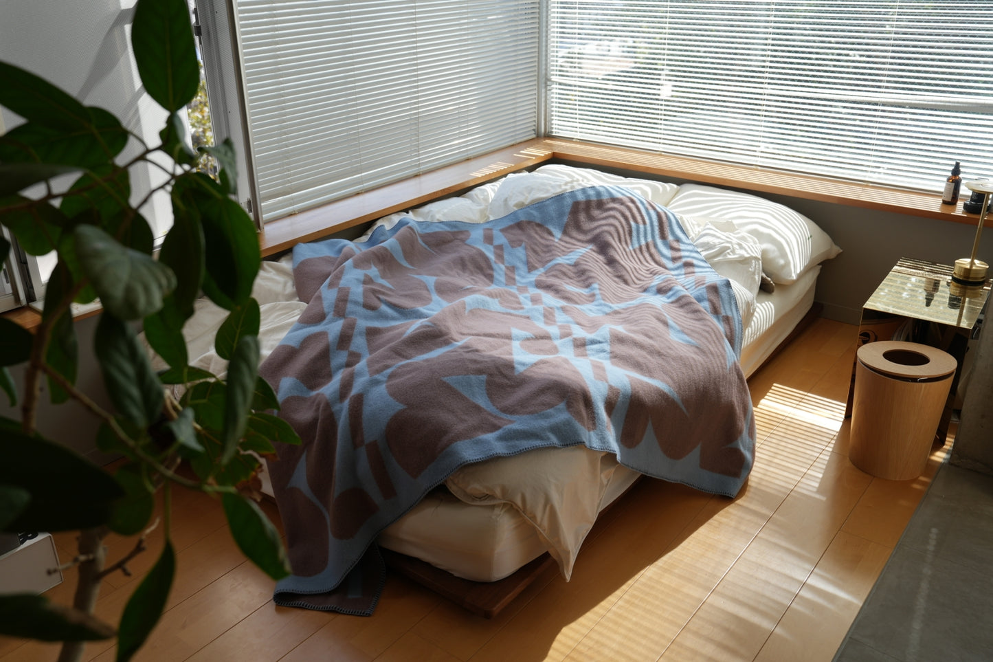 WOOL BLANKET:Giving
