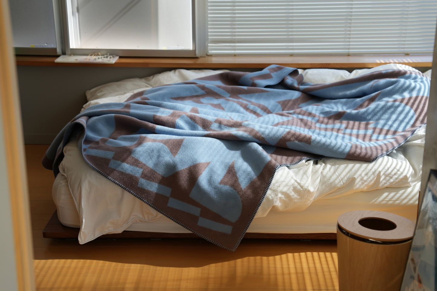 WOOL BLANKET:Giving