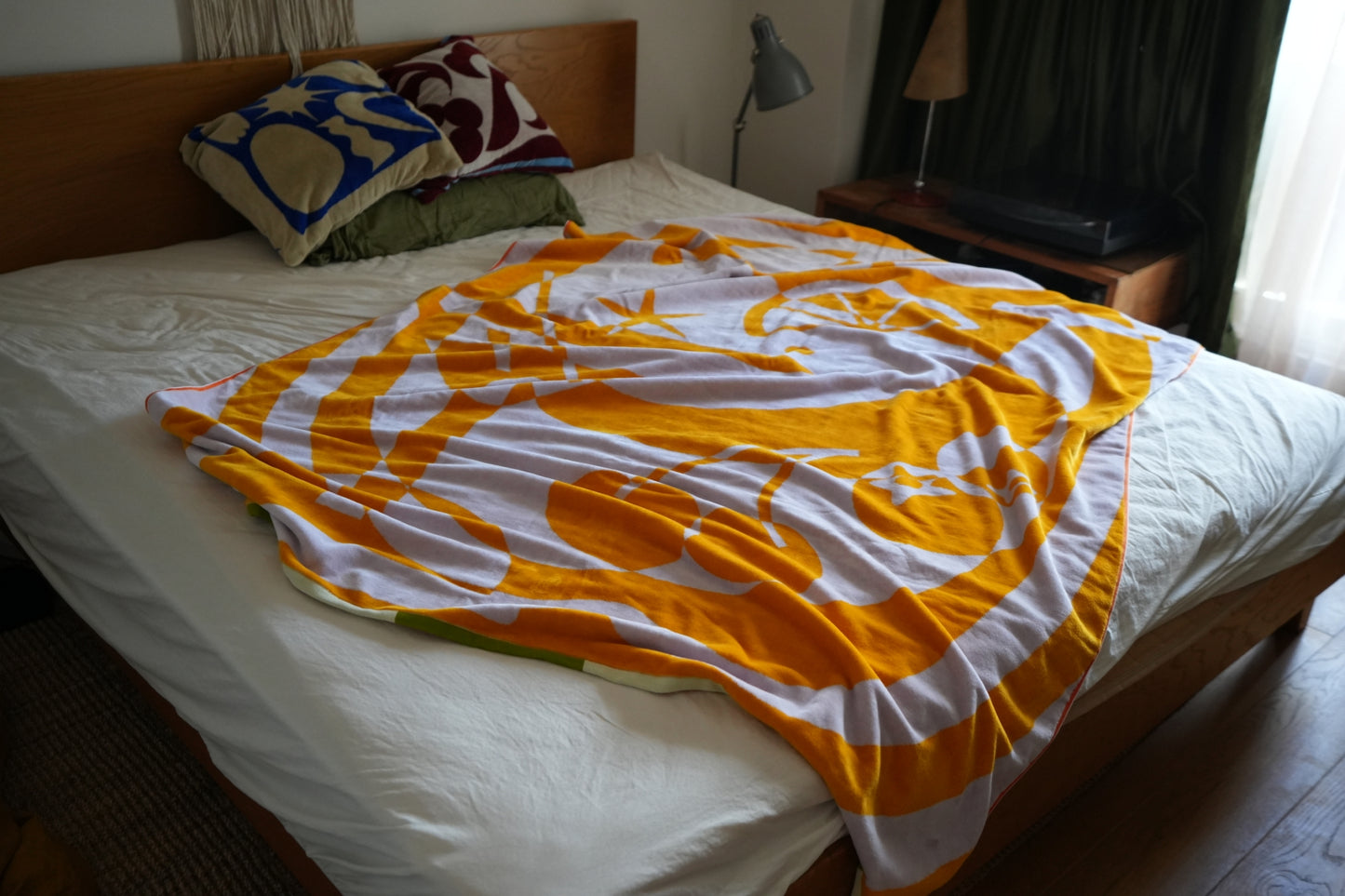 BED THROW BLANKET: Cocktail party