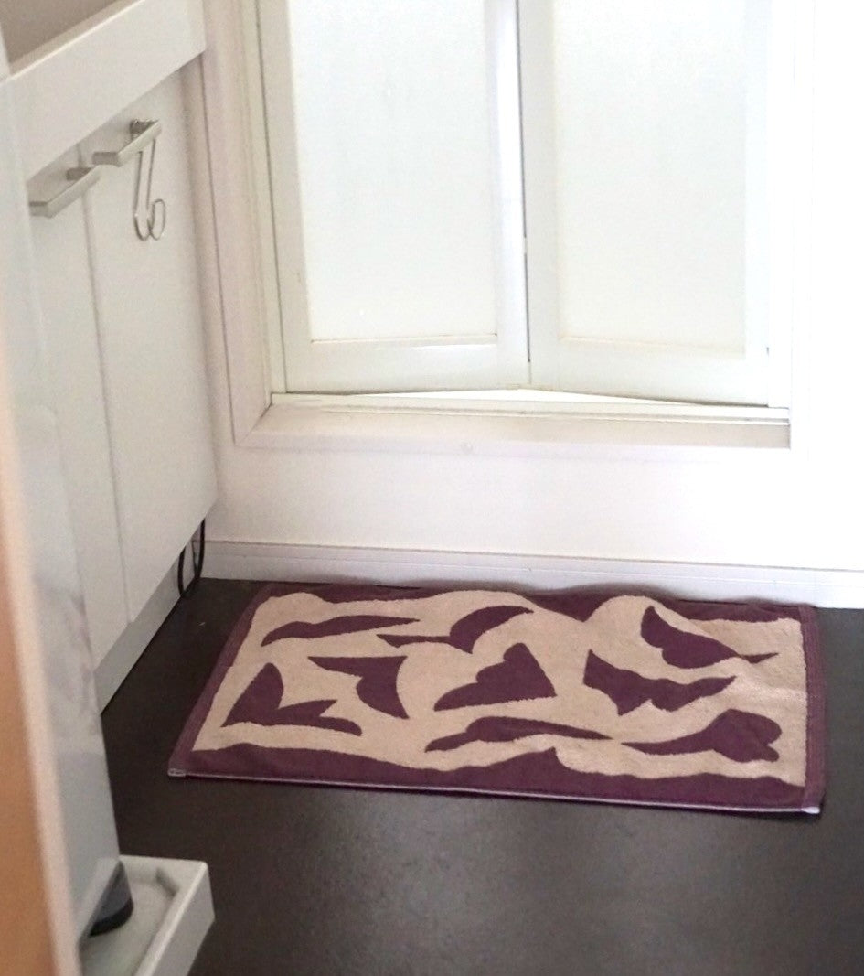 BATH MAT: Dancing flower