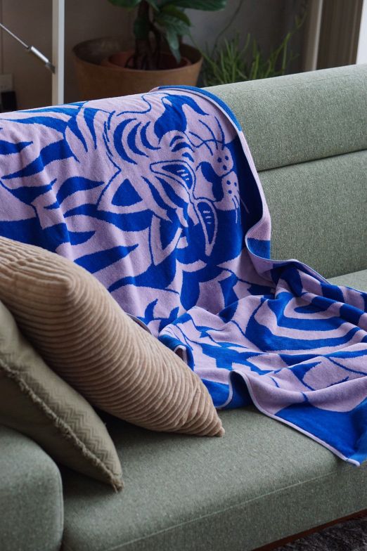 BATH TOWEL : Tiger by Hélène Jacobs