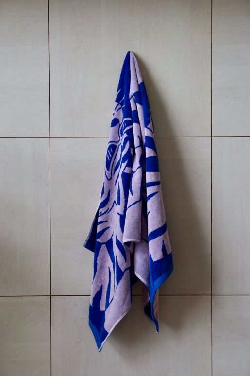 BATH TOWEL : Tiger by Hélène Jacobs