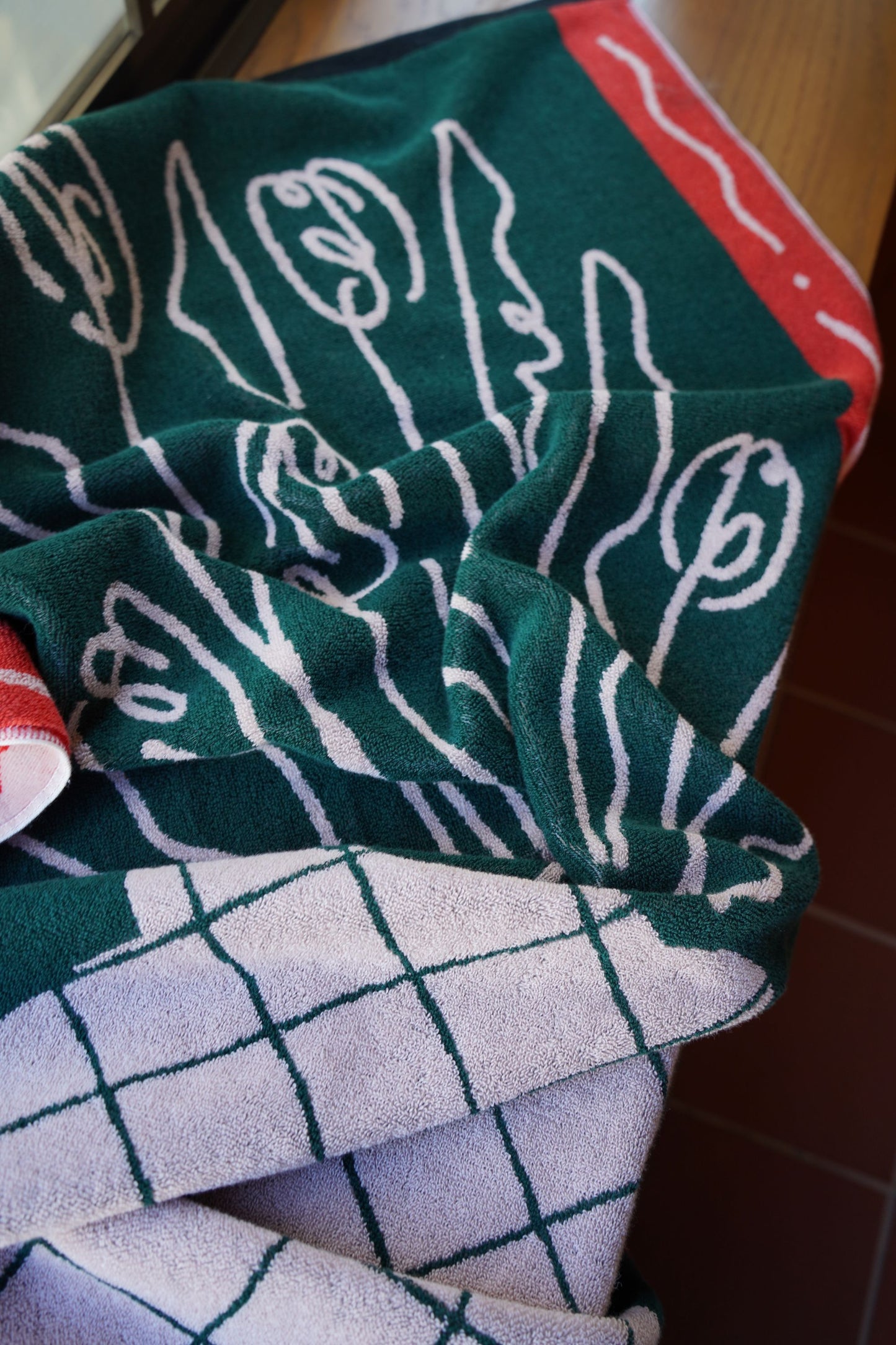 BATH TOWEL : Still life