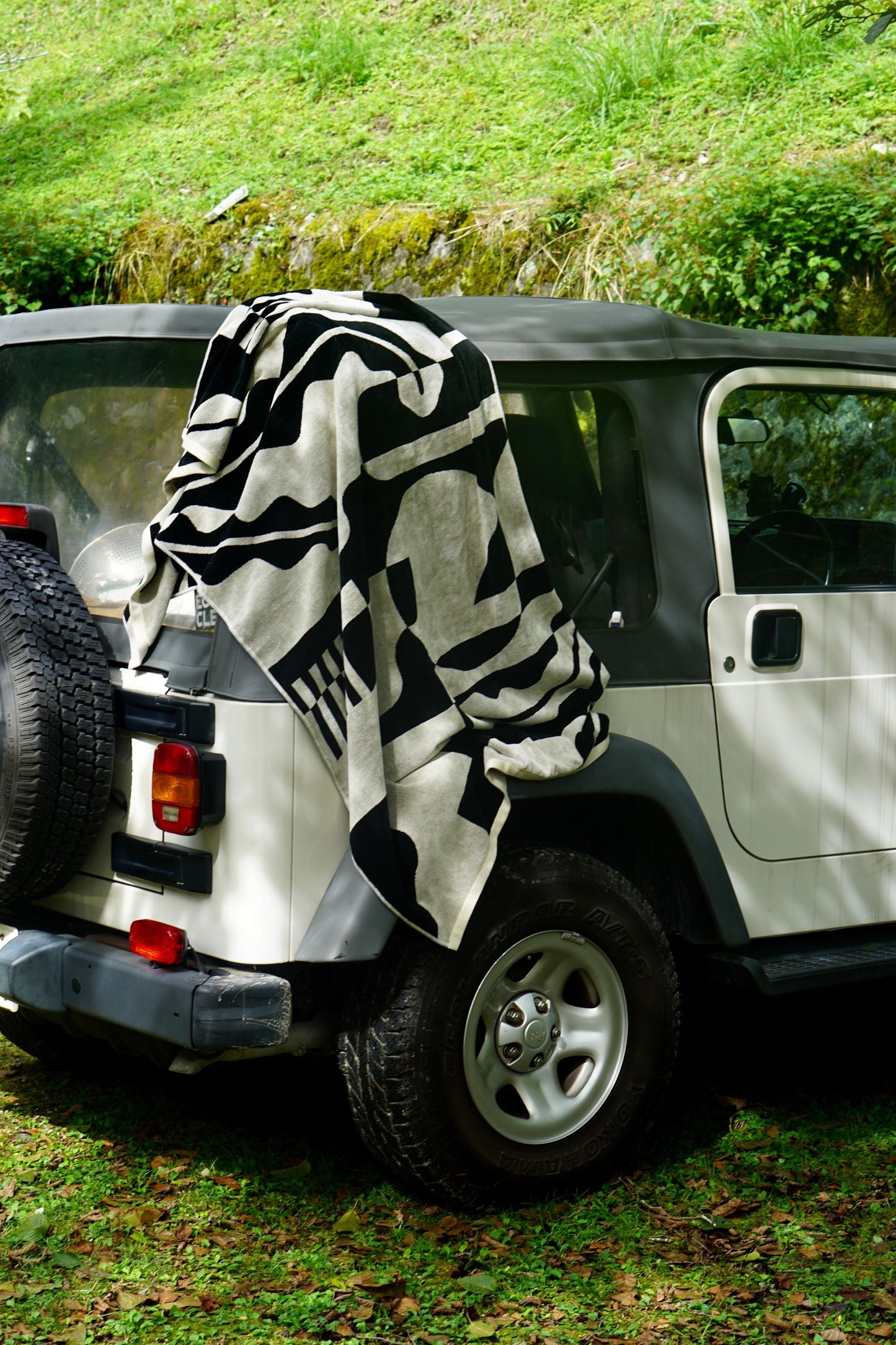 TOWEL BLANKET : Abstract Inlet by Asuka Watanabe