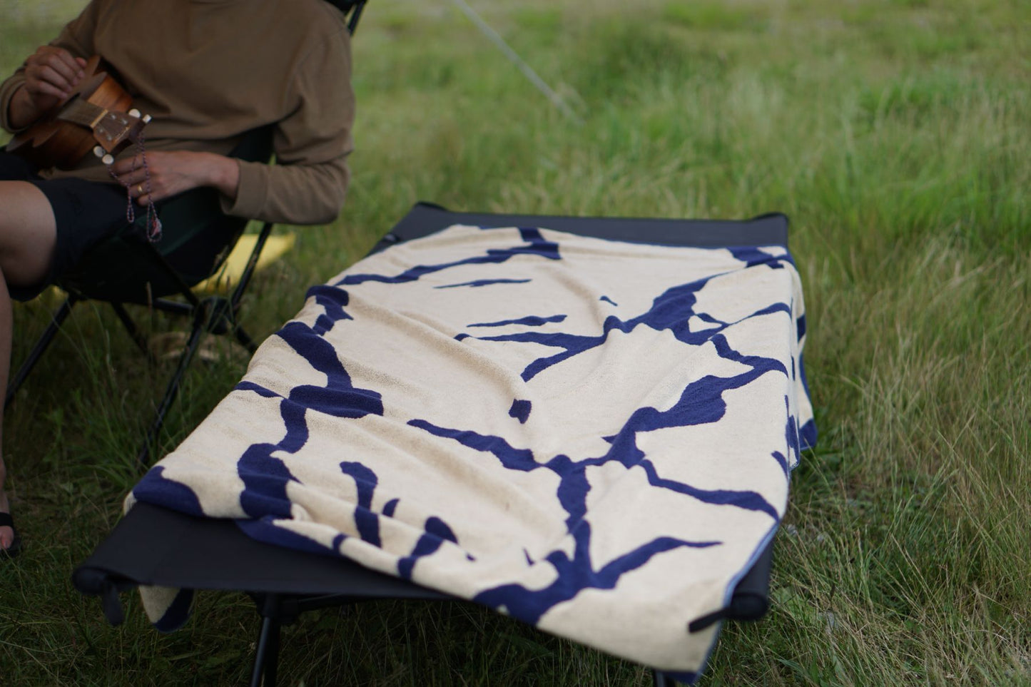 TOWEL BLANKET : Thunder in the dark / blue
