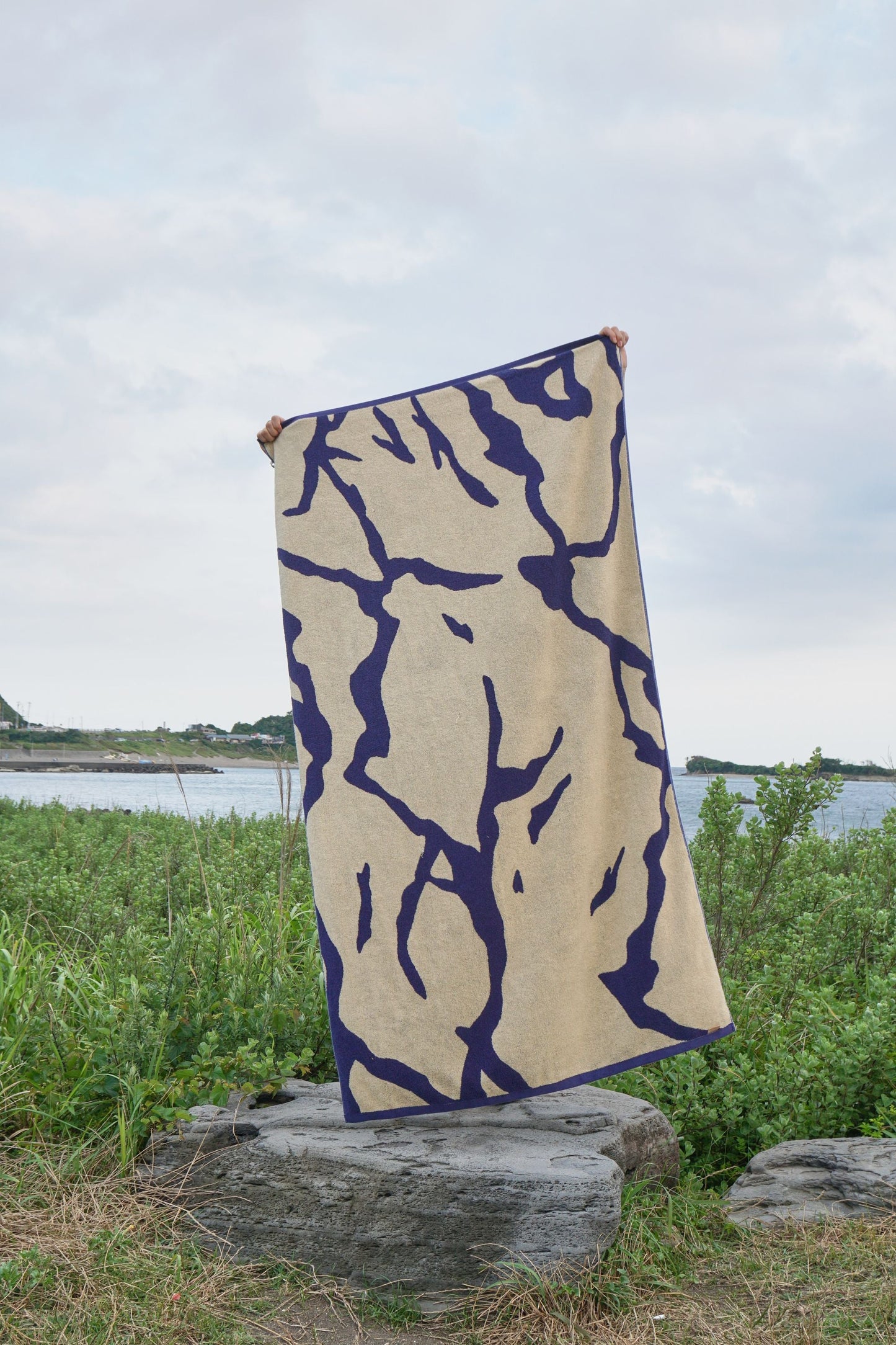 TOWEL BLANKET : Thunder in the dark / blue