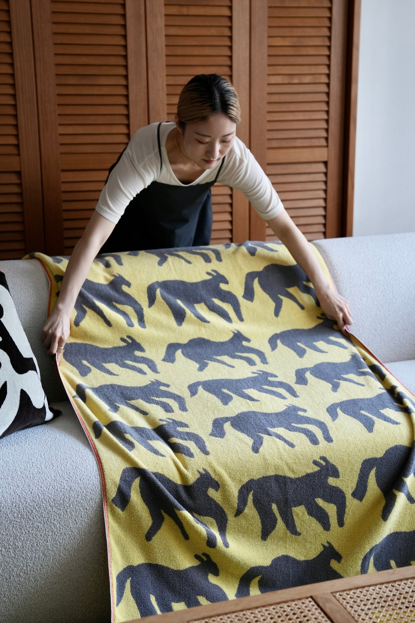 〈8月下旬ごろ販売開始〉TOWEL BLANKET：DOGORHORSE