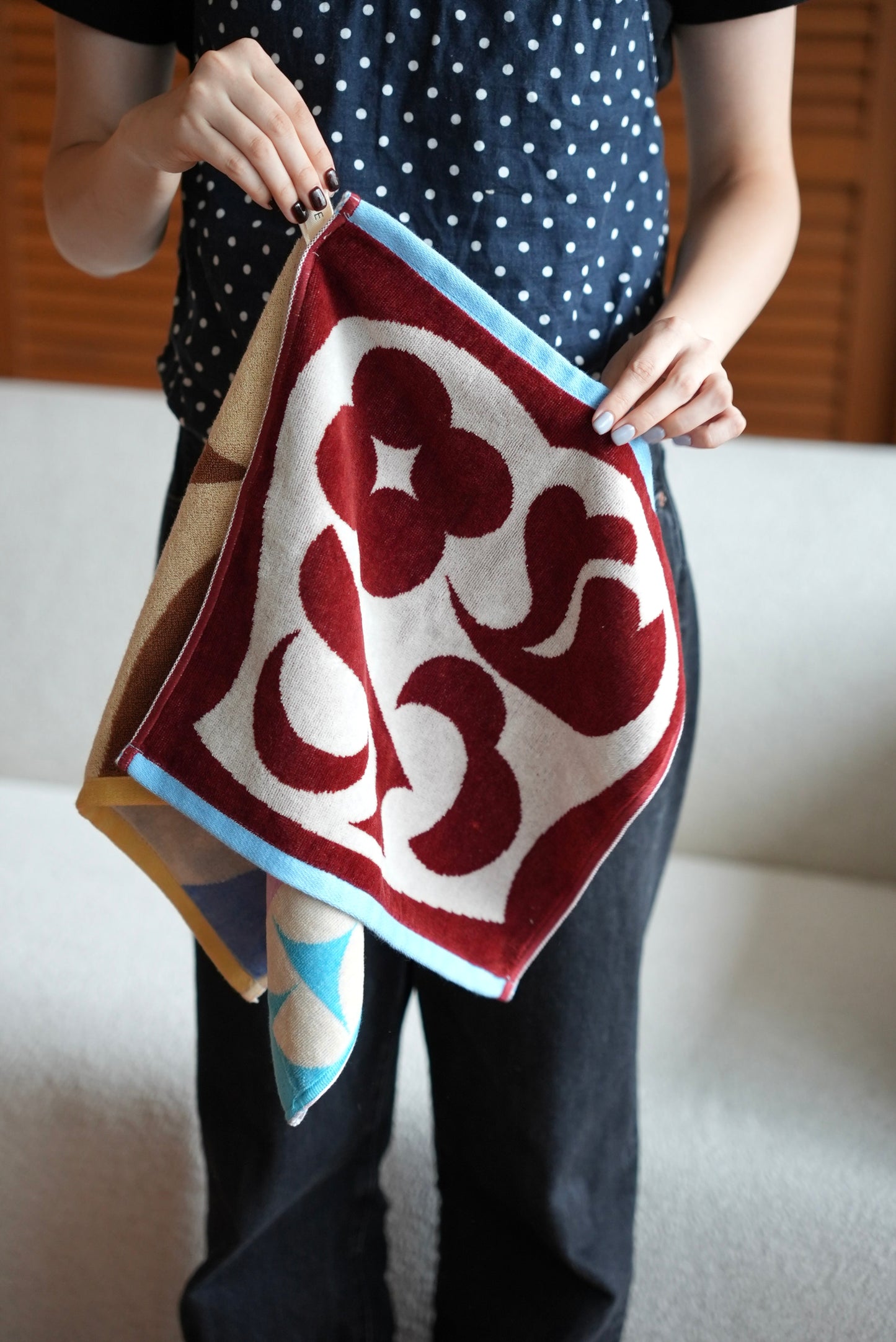 HAND TOWEL：Dancing flower