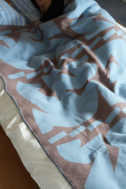 WOOL BLANKET：Giving