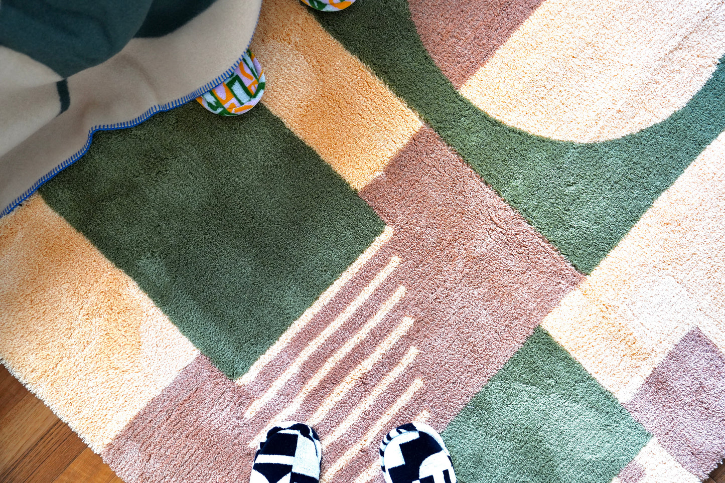 RUG【L】：Contrast