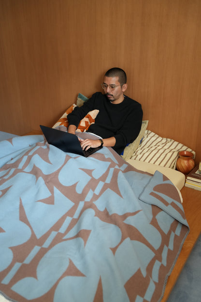 WOOL BLANKET：Giving