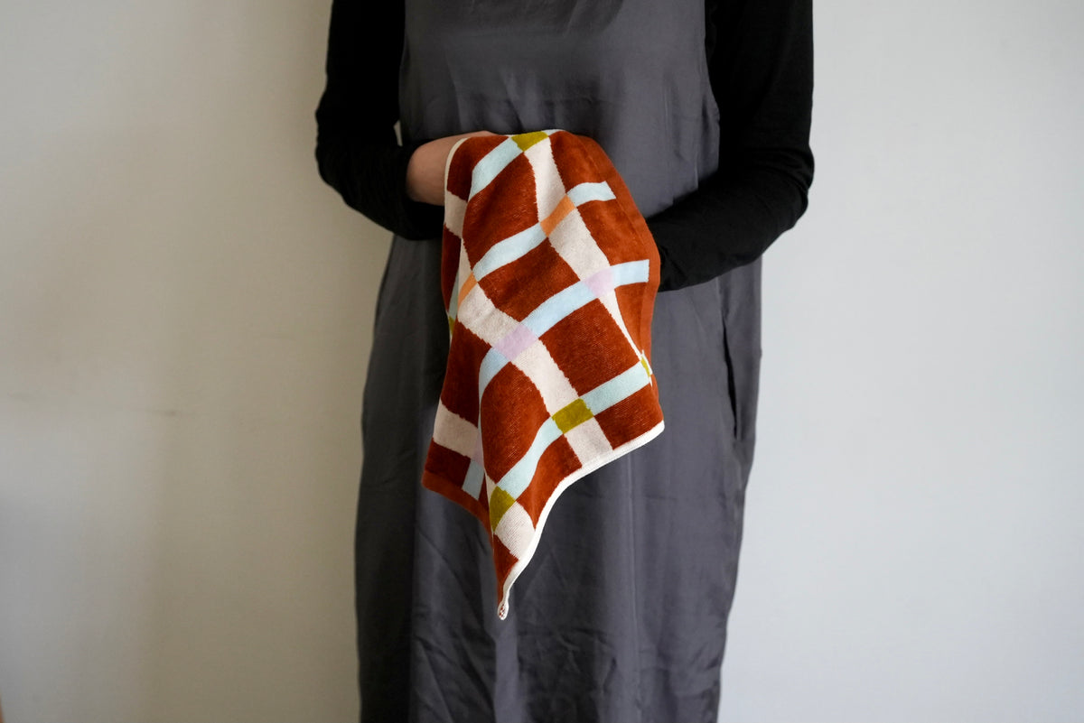 HAND TOWEL：Flow / terracotta