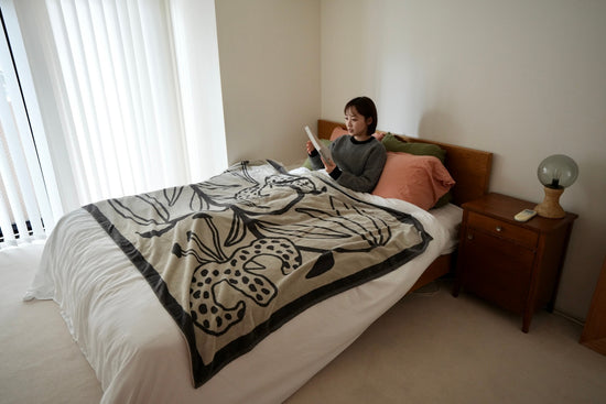 BED THROW BLANKET：Tiger Lily by whole