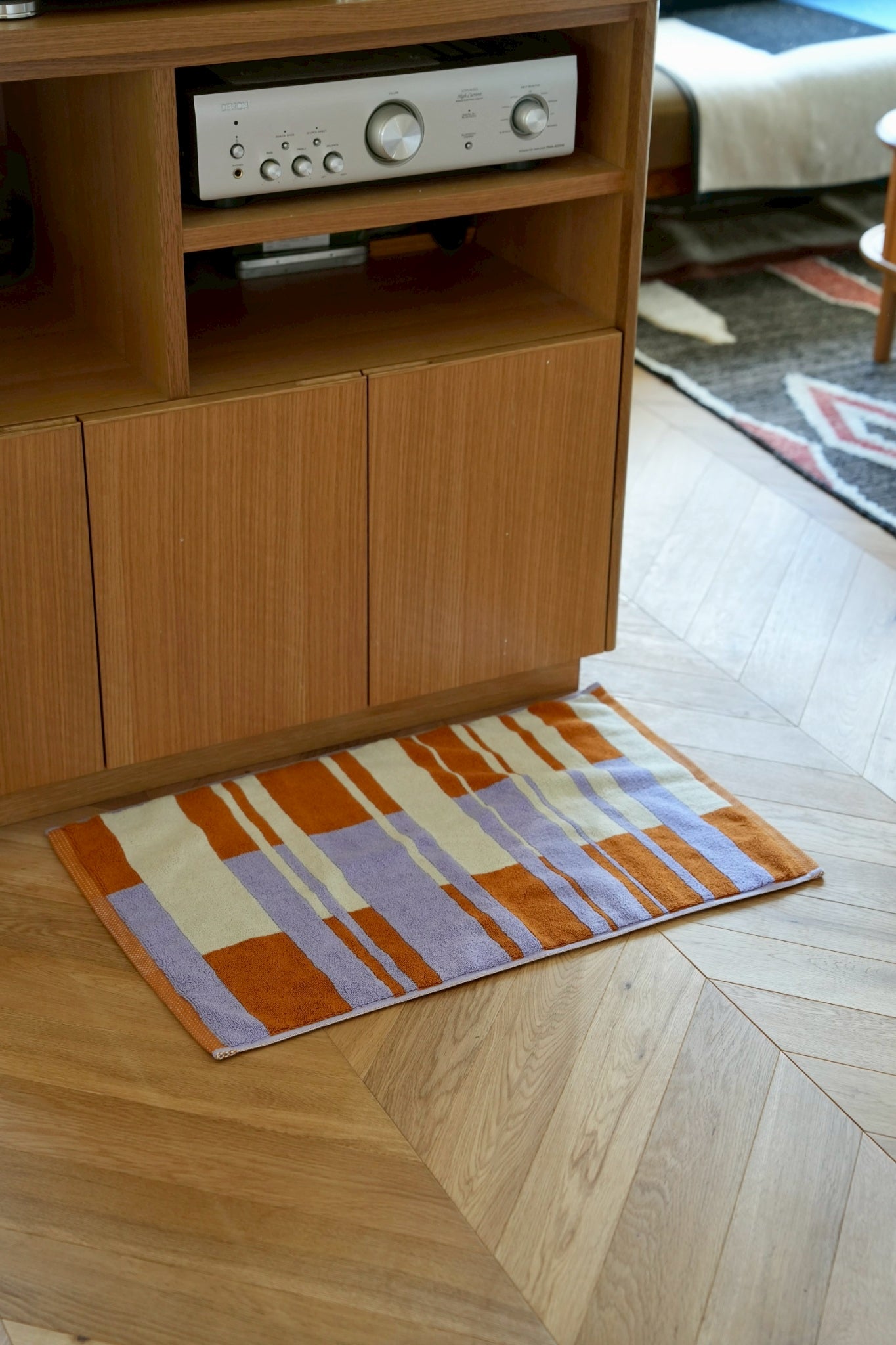 BATH MAT：Alternately