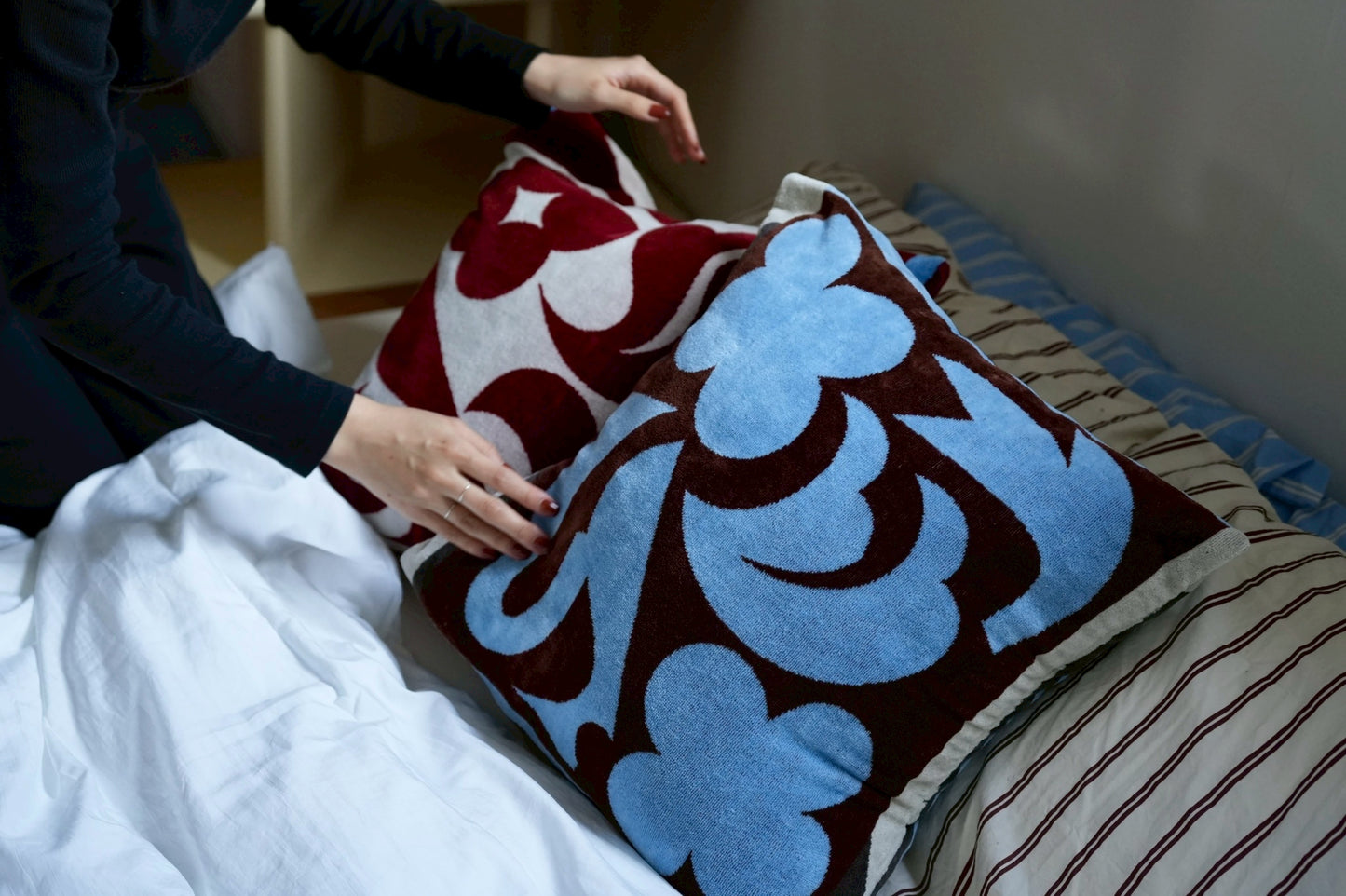 CUSHION COVER：Dancing pieces