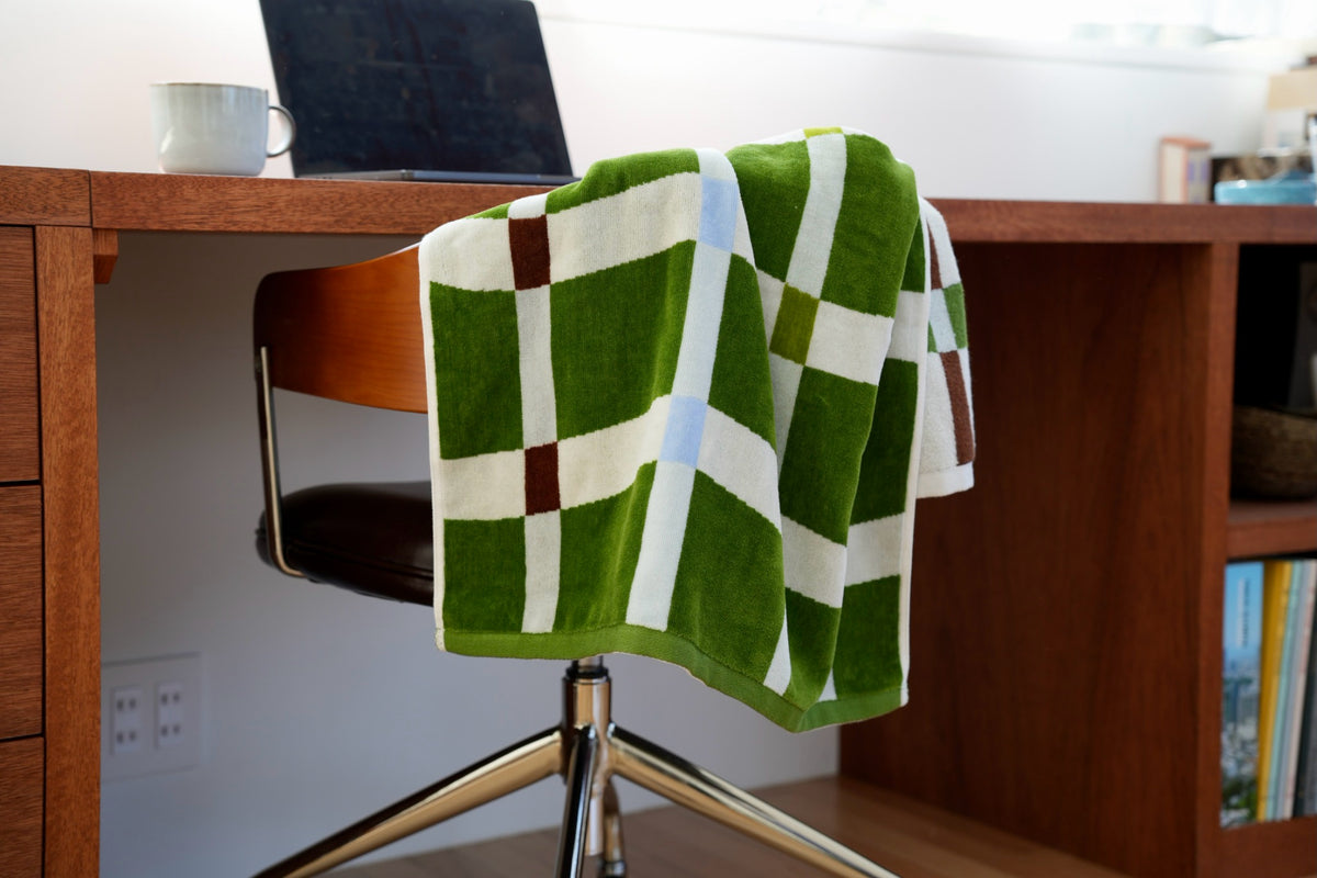 BATH TOWEL : Flow / moss green