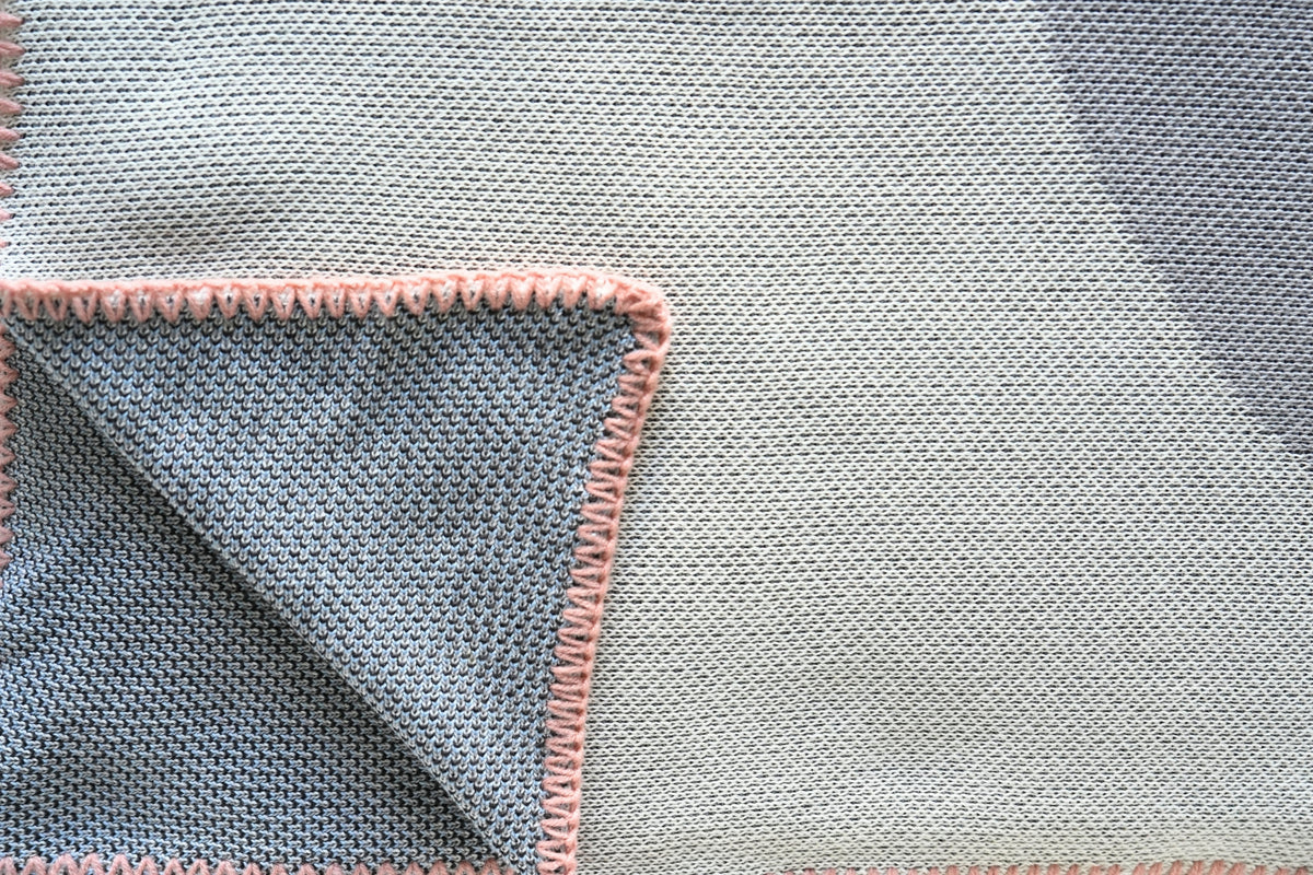 〈予約販売 / 限定タオルポーチ付〉ニットブランケット【M】：New color