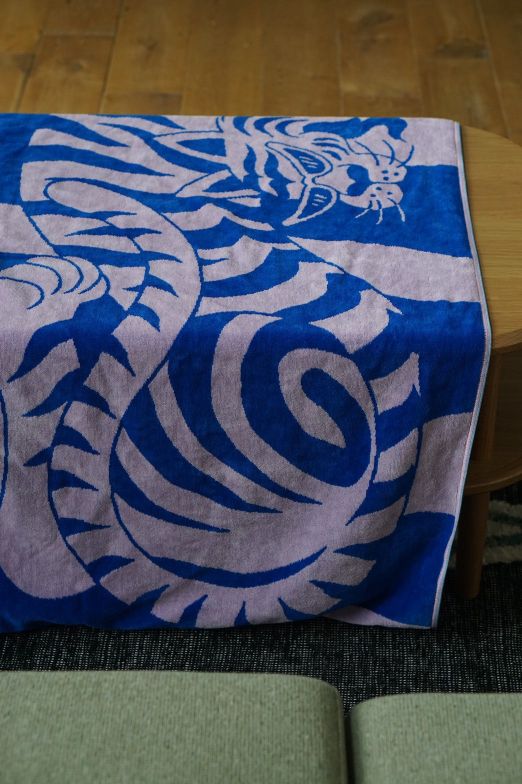 BATH TOWEL : Tiger by Hélène Jacobs