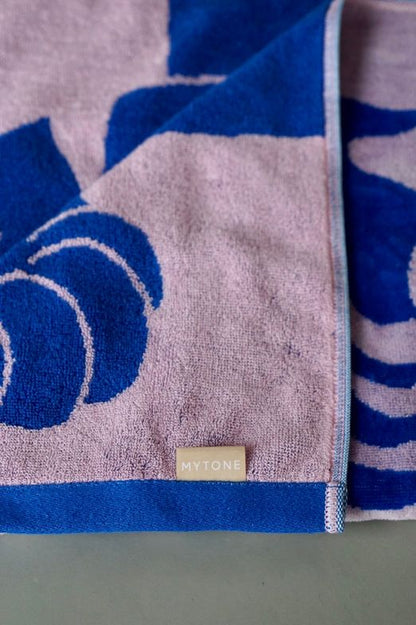 BATH TOWEL : Tiger by Hélène Jacobs