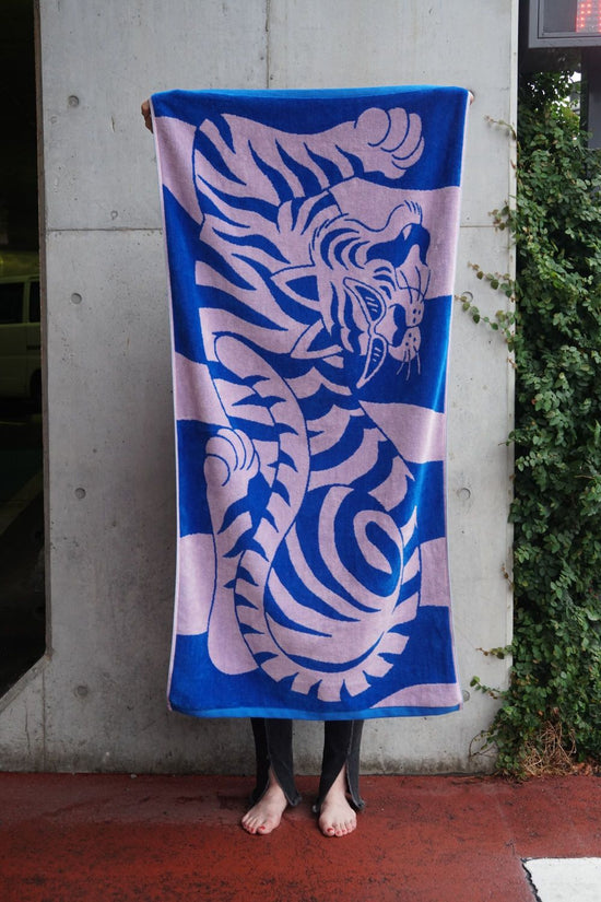 Load image into Gallery viewer, BATH TOWEL : Tiger by Hélène Jacobs
