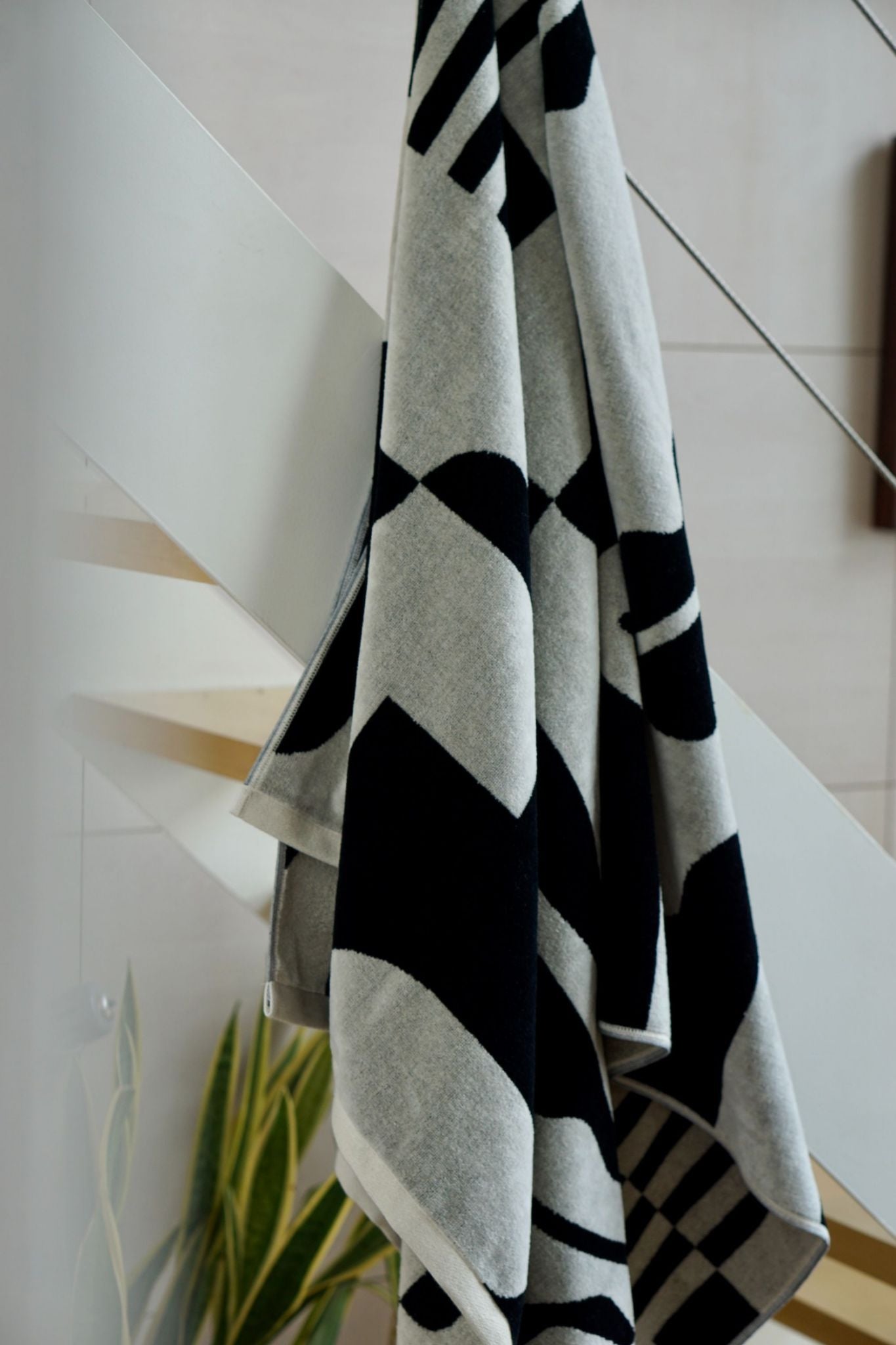 Load image into Gallery viewer, TOWEL BLANKET : Abstract Inlet by Asuka Watanabe（9月末以降再入荷予定）
