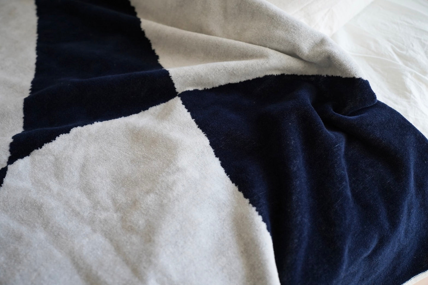BED THROW BLANKET：Reflection