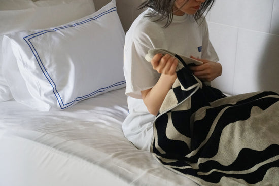 Load image into Gallery viewer, TOWEL BLANKET : Abstract Inlet by Asuka Watanabe（9月末以降再入荷予定）
